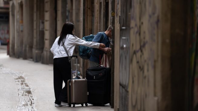 Barcelona reafirma su compromiso con la tasa turística y con el 25% para vivienda