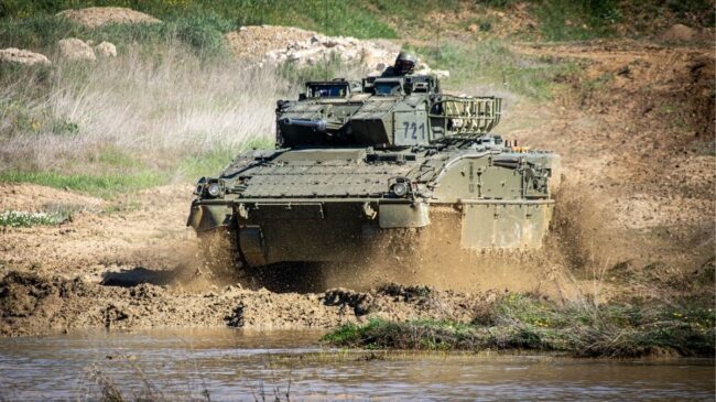 El plan de defensa del Gobierno: 560 millones a munición y 680 a sueldos de militares 