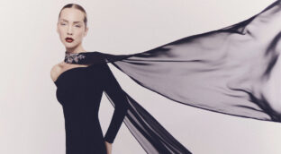 Los vestidos con capa son la elección perfecta para los 'looks' de invitada de esta primavera