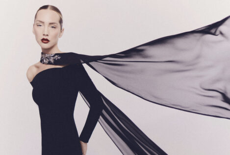 Los vestidos con capa son la elección perfecta para los 'looks' de invitada de esta primavera