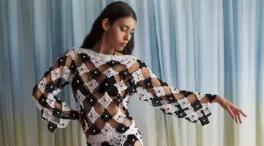 Unir blanco y negro sigue siendo la mezcla de colores favorita para los expertos en moda