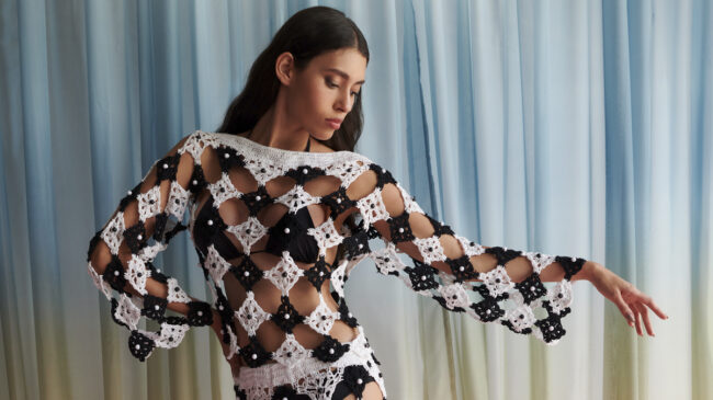 Unir blanco y negro sigue siendo la mezcla de colores favorita para los expertos en moda