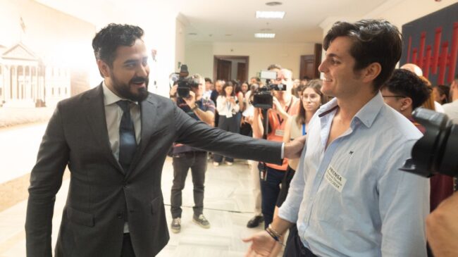 Alvise reprocha a sus eurodiputados que voten distinto y sugiere que han sido sobornados