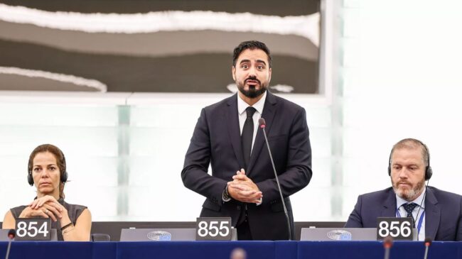 Alvise reprocha a sus eurodiputados que voten distinto y sugiere que han sido sobornados