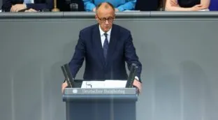 Merz se suma a Starmer y carga en su primer discurso contra la «inmigración descontrolada»