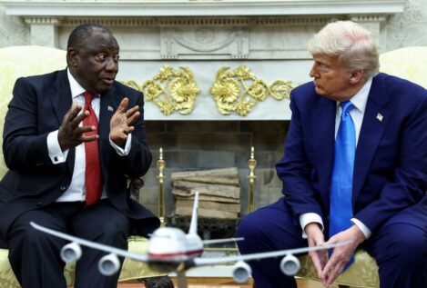 Trump culpa al presidente sudafricano de permitir un «genocidio» contra los blancos