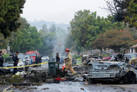 Varios muertos tras estrellarse un pequeño avión en una zona de viviendas en San Diego