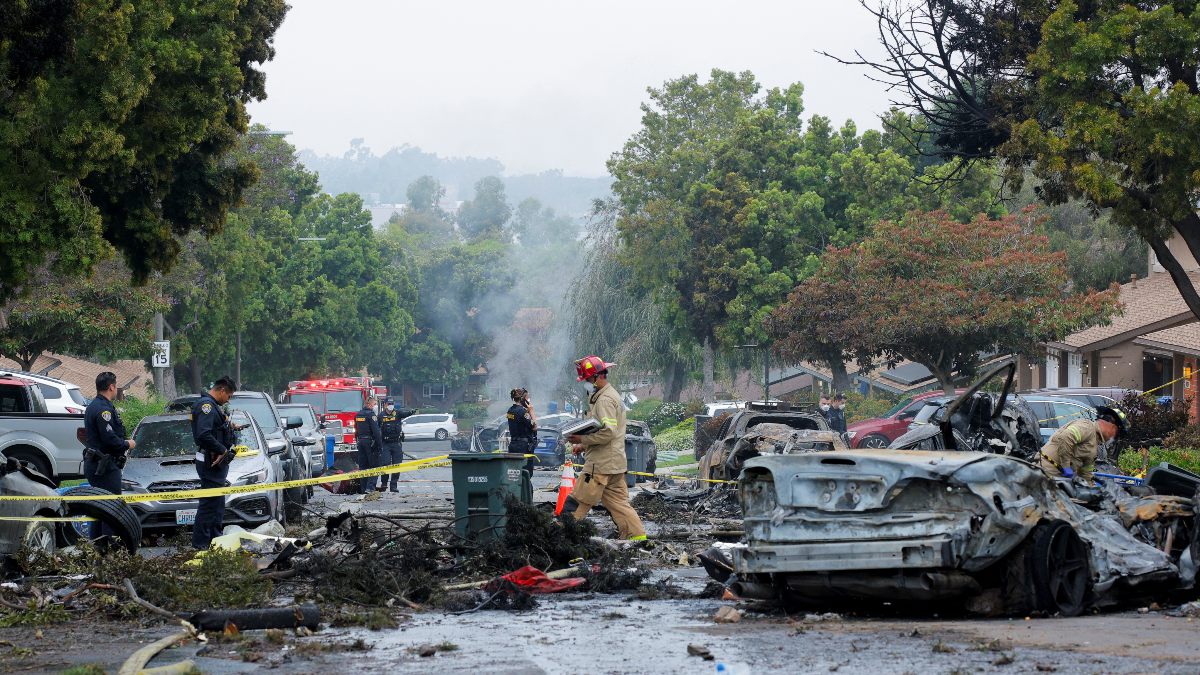 Varios muertos tras estrellarse un pequeño avión en una zona de viviendas en San Diego