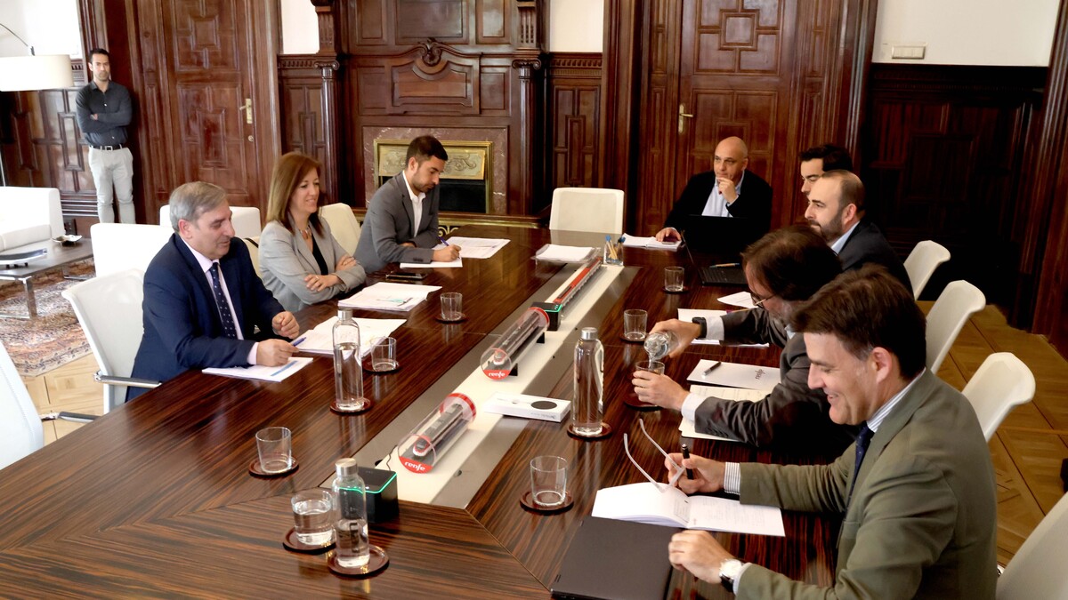La Junta presiona a Renfe para mantener todas las paradas de tren en Castilla y León