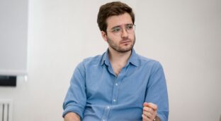 El Gobierno paga al politólogo Alán Barroso para que realice vídeos sobre Franco