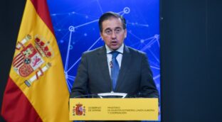 El PP ve débil a Albares al ausentarse en la votación sobre la oficialidad del catalán en la UE