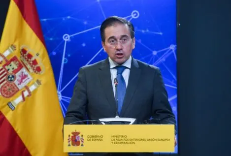 El PP ve débil a Albares al ausentarse en la votación sobre la oficialidad del catalán en la UE