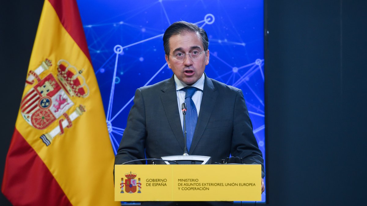 El PP ve débil a Albares al ausentarse en la votación sobre la oficialidad del catalán en la UE
