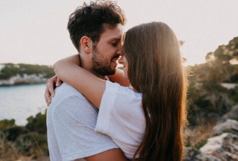 Cinco comportamientos que pueden destruir tu relación, según el psicólogo Moisés Cortés