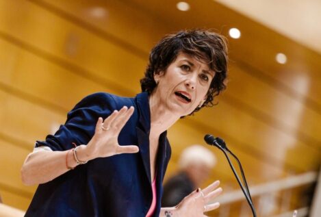 Elma Saiz, contra Almeida y Ayuso: «No se puede convertir el aeropuerto en un albergue»