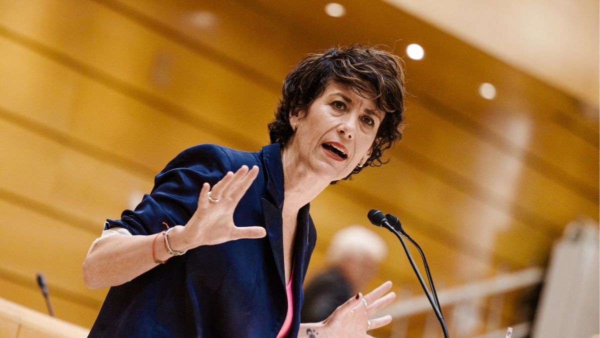 Elma Saiz, contra Almeida y Ayuso: «No se puede convertir el aeropuerto en un albergue»