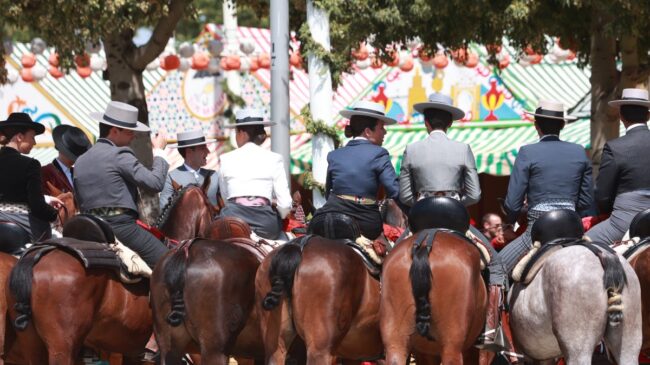 Tres heridos, entre ellos un bebé, tras ser arrollados por un caballo desbocado en la Feria