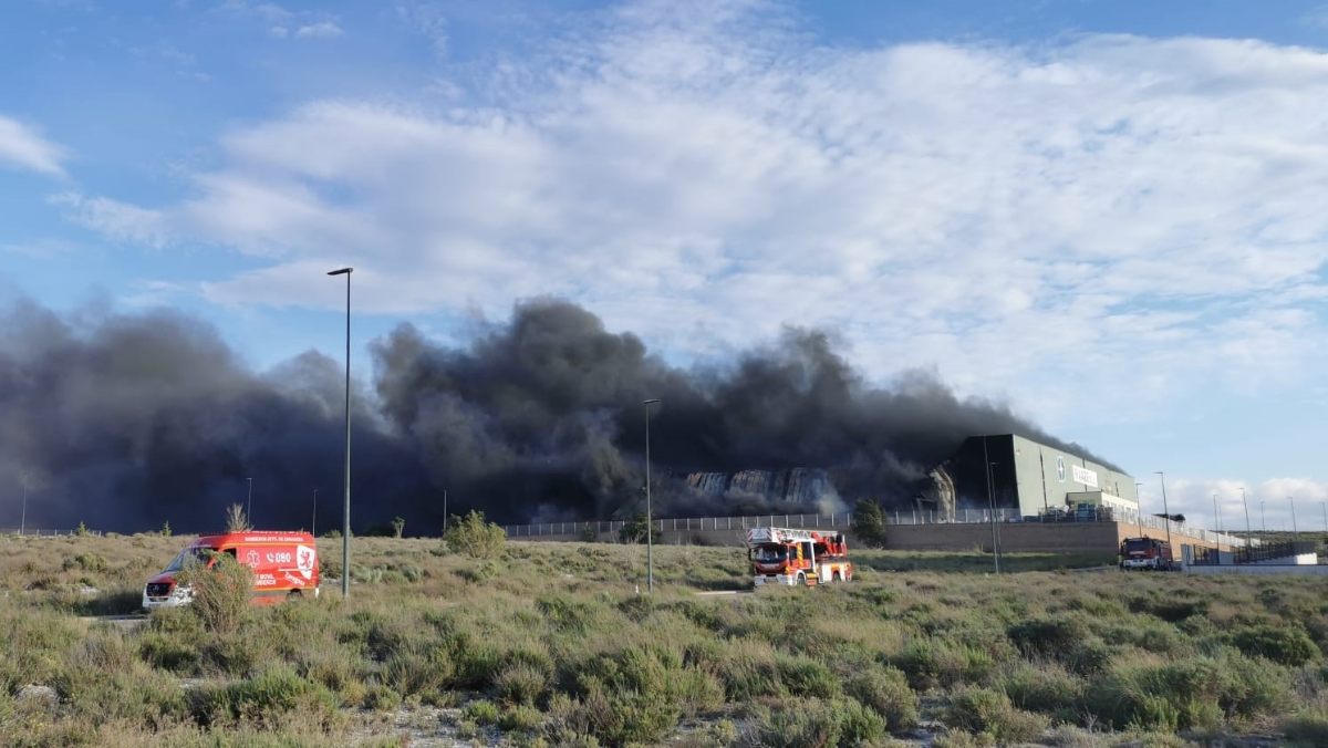Un incendio destruye una nave de reciclado de cableado en un polígono de Zaragoza