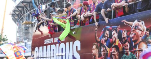Un Barça campeón se da un baño de masas con una rúa por las calles de la ciudad condal