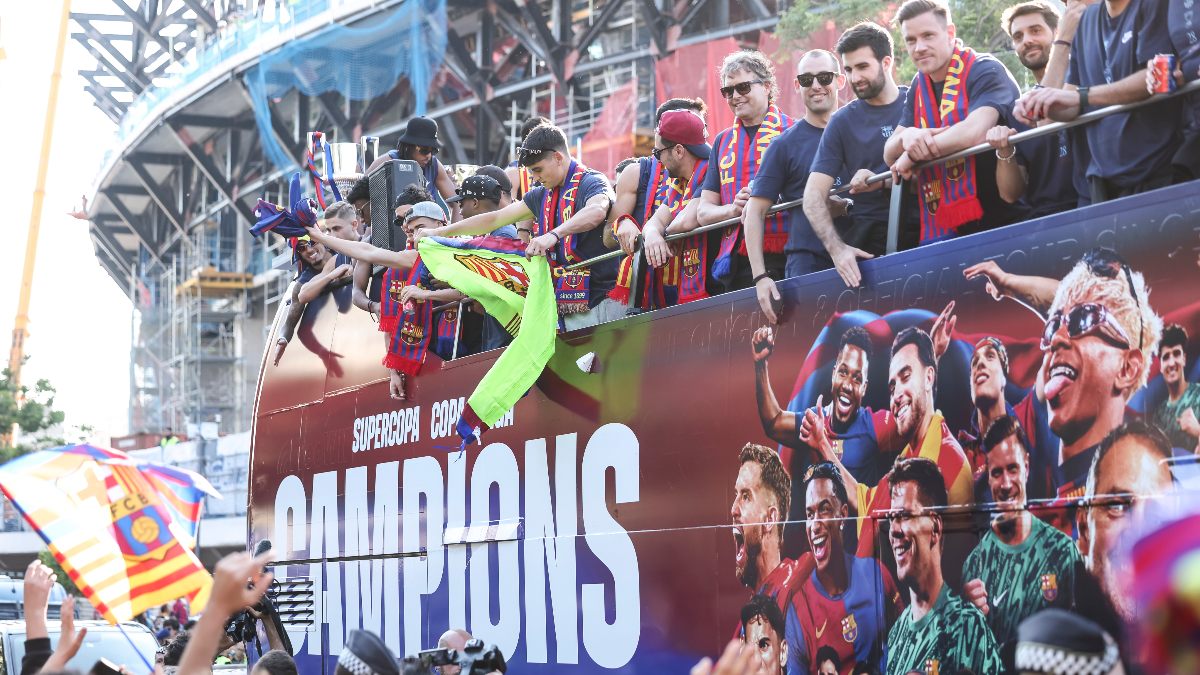 Un Barça campeón se da un baño de masas con una rúa por las calles de la ciudad condal