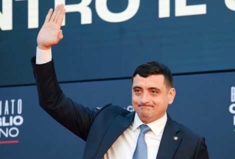 El nacionalista George Simion gana la primera vuelta de las elecciones en Rumanía