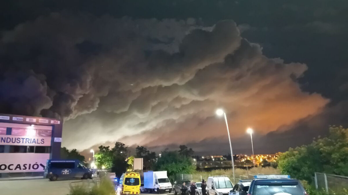 Un incendio petroquímico en Cataluña deja una gran nube tóxica y 150.000 confinados
