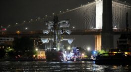 Mueren dos personas tras estrellarse un buque escuela mexicano contra el puente de Brooklyn