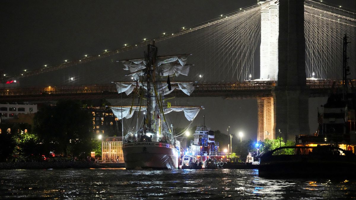 Mueren dos personas tras estrellarse un buque escuela mexicano contra el puente de Brooklyn