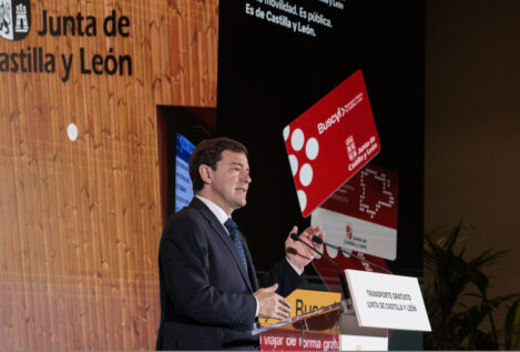 Mañueco activa la tarjeta BUSCyL para que los empadronados viajen gratis en Castilla y León