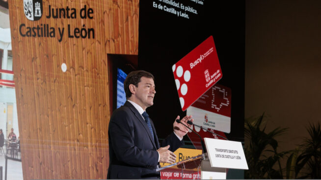 Mañueco activa la tarjeta BUSCyL para que los empadronados viajen gratis en Castilla y León