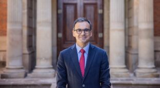 Un diputado de Vox se ofrece a enseñar catalán al 15% de parlamentarios que lo han pedido