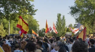 VÍDEO | Dentro de la protesta ante Moncloa: «Si no despertamos tendremos una dictadura»