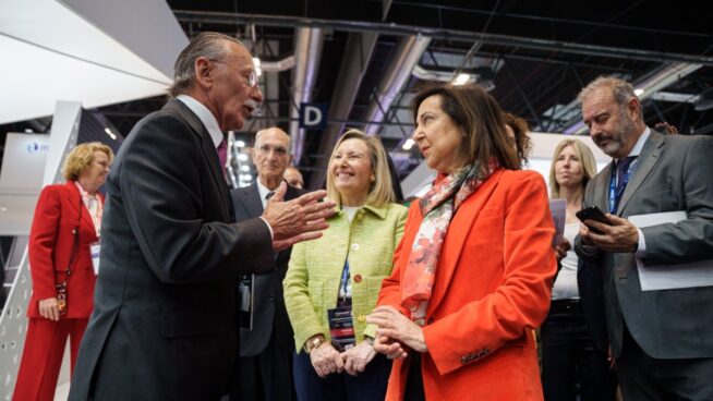 Polémica en Defensa por la salida de dos generales de una empresa tecnológica