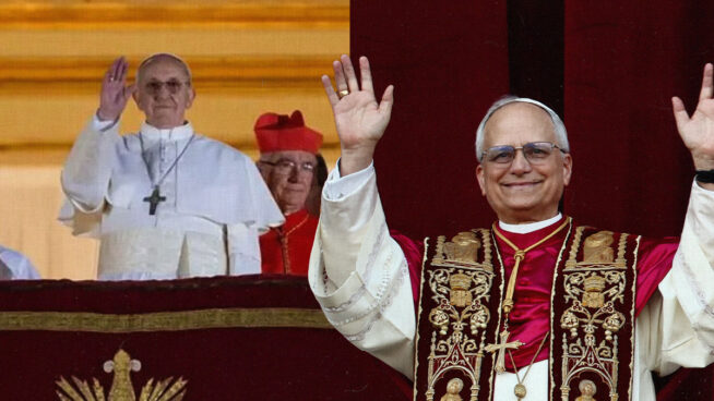 León XIV rompe con la austeridad que mostró Francisco al ser elegido Papa