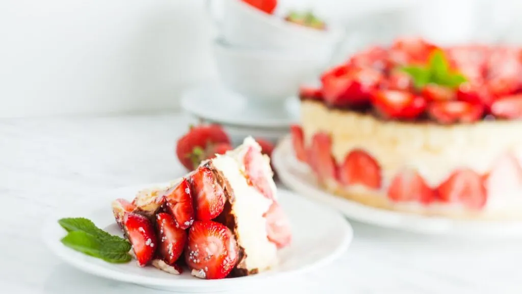 Una porción de tarta Fraisier: (Canva)