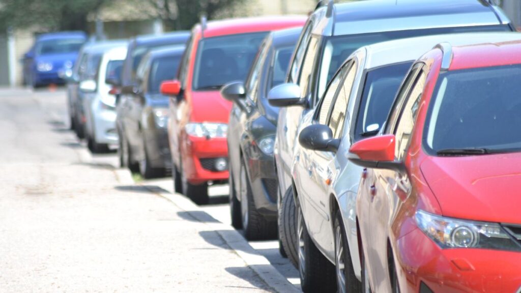 Coches: (Canva)