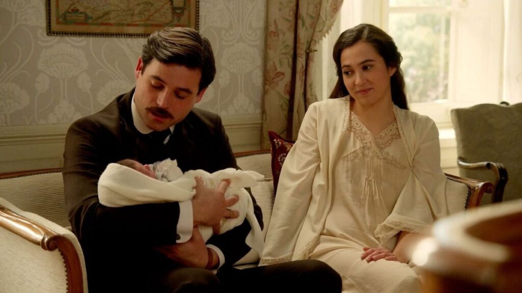 Manuel coge a uno de sus sobrinos mientras su hermana Catalina le mira: (RTVE)