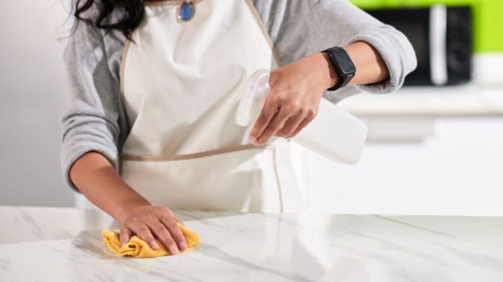 Uno de los errores más comunes es utilizar productos de limpieza para limpiar con la bayeta: (Canva)