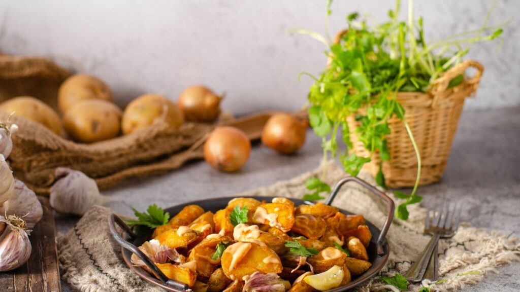 Cazuela de patatas al ajillo: (Canva)