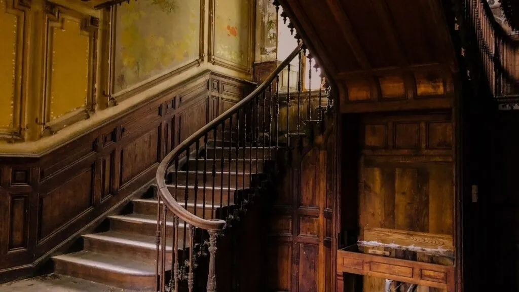 Escalinata con humedades en las paredes: (Canva)