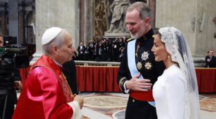 Los Reyes saludan a León XIV tras su misa de inicio de pontificado y le invitan a visitar España