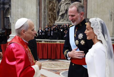 Los Reyes saludan a León XIV tras su misa de inicio de pontificado y le invitan a visitar España