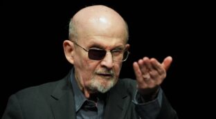 Piden 25 años de cárcel para el hombre que intentó asesinar a Salman Rushdie