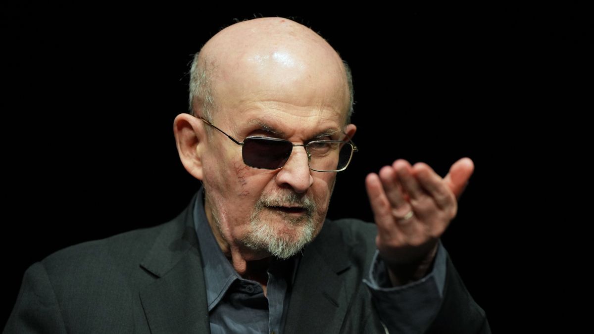 Piden 25 años de cárcel para el hombre que intentó asesinar a Salman Rushdie