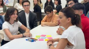 Sira Rego lanza un consejo de ministros «infantojuvenil» para influir en la agenda política