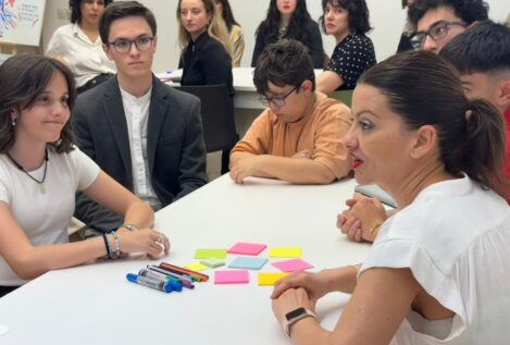 Sira Rego lanza un consejo de ministros «infantojuvenil» para influir en la agenda política