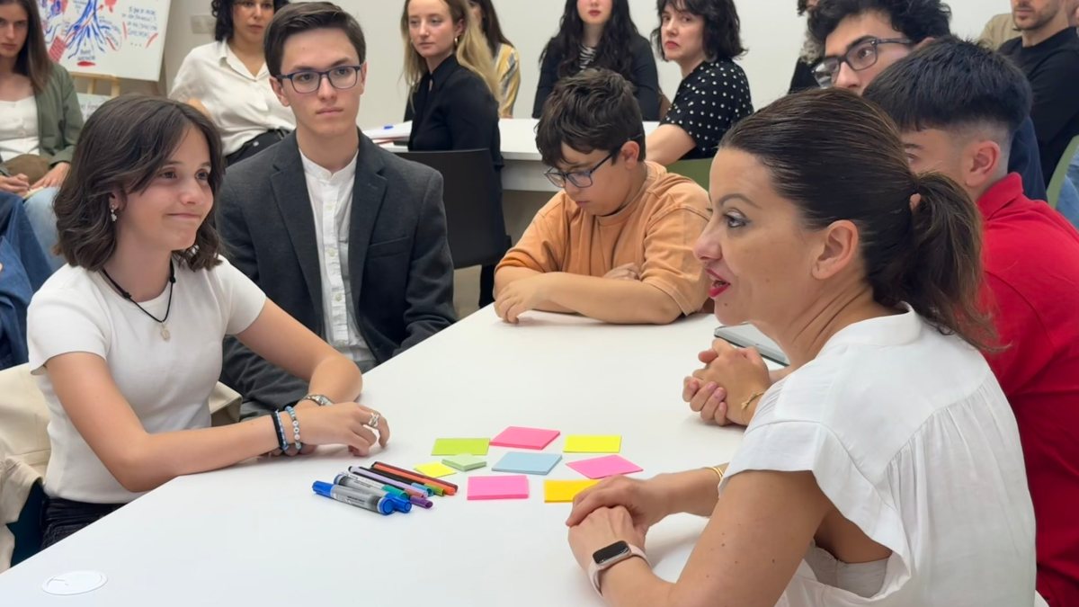 Sira Rego lanza un consejo de ministros «infantojuvenil» para influir en la agenda política