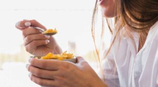 Una dieta rica en fibra y carbohidratos favorece una vejez saludable en mujeres