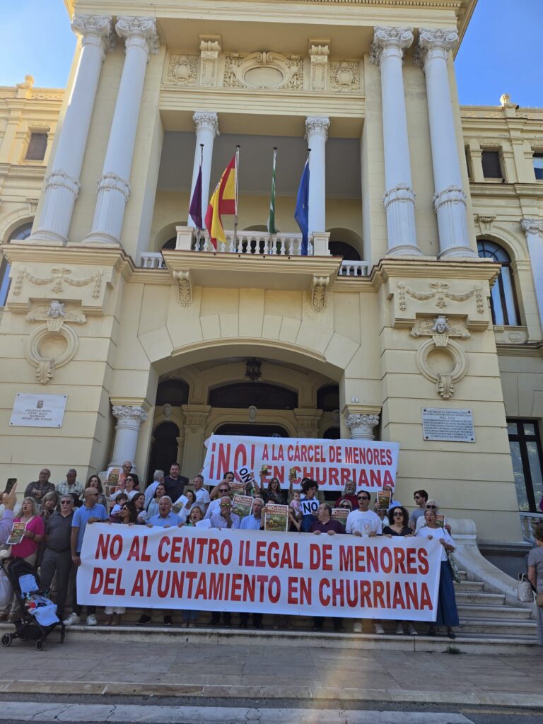 Vecinos protentan a las puertas del Ayuntamiento de Málaga / Comunidad de propietarios El Olivar
