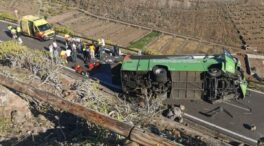 Una mujer muerta  y diez heridos por el vuelco de un autobús en La Gomera